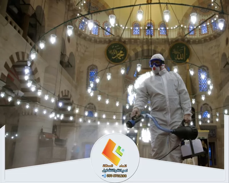 تعقيم مساجد بالرياض | 0578673748 | اتحاد المملكة رجل يرتدي بدلة بيضاء يرش مطهراً في مسجد، في إطار الترويج للنظافة والصحة العامة في الرياض.
