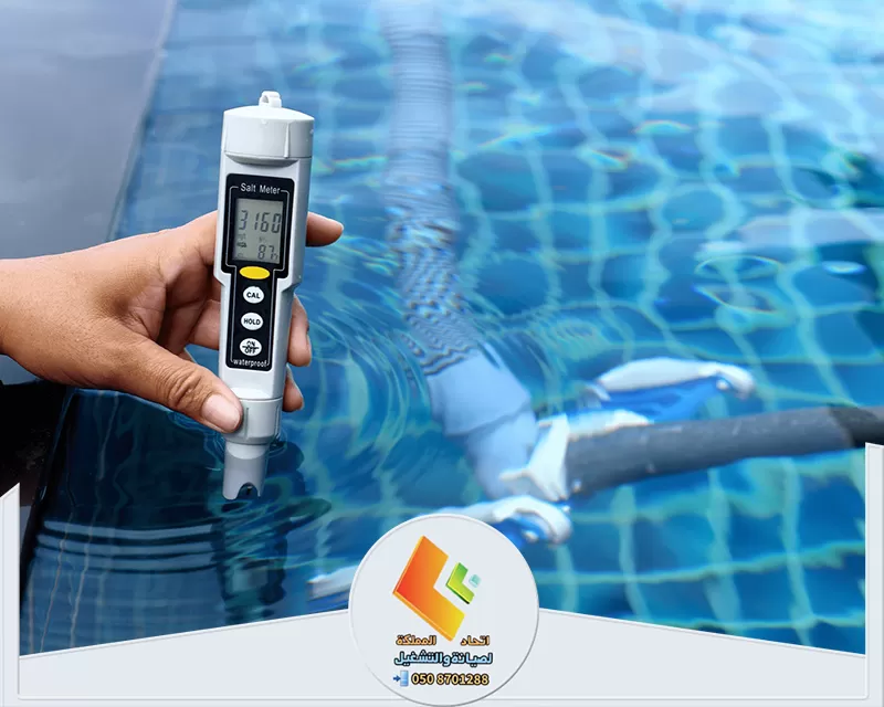 ارخص شركة تنظيف مسابح بالرياض | 0578673748 | اتحاد المملكة شخص يفحص درجة حموضة الماء باستخدام مقياس رقمي مخصص أثناء وقوفه بجانب حوض السباحة.