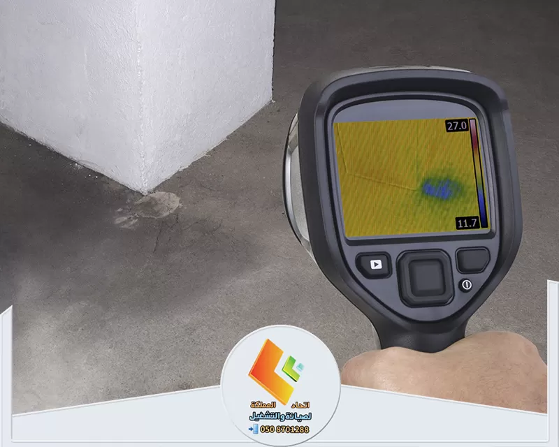 كشف تسربات الصرف الصحي بالرياض 0578673748 اتحاد المملكة شخص يحمل كاميرا حرارية في غرفة، يستخدمها لكشف تسربات الصرف الصحي بالرياض.