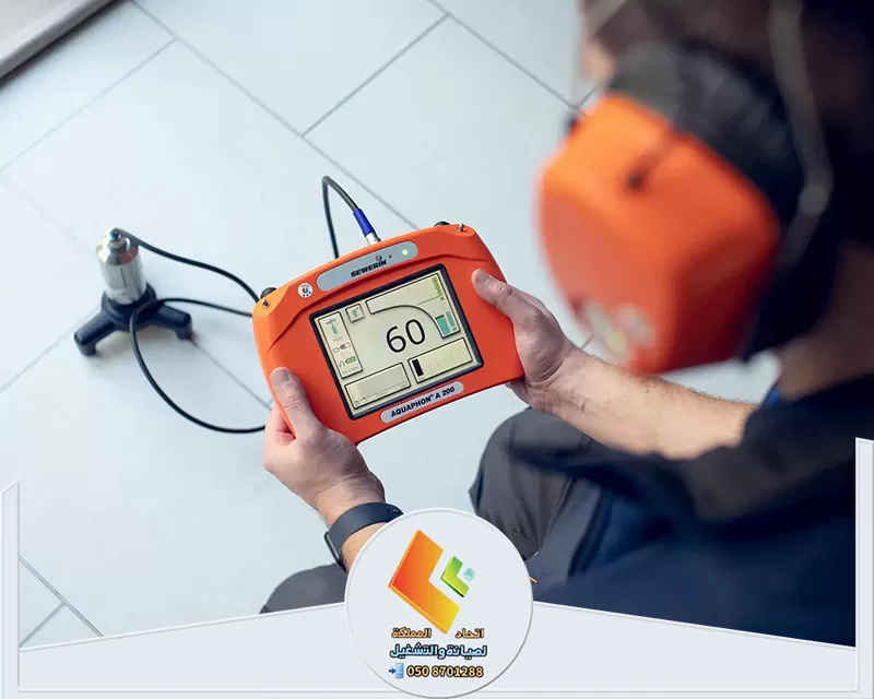 حل ارتفاع فاتورة المياه بالرياض 0578673748 اتحاد المملكة شخص يرتدي سماعات ويHolding جهاز لوحي، يبدو مشغولًا بالبحث عن حلول لفواتير المياه في الرياض