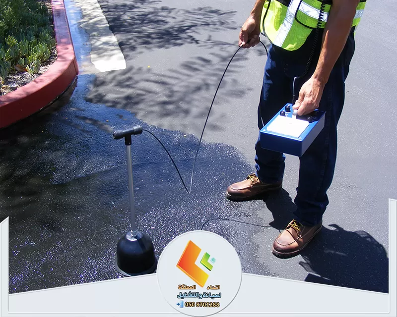 تقرير كشف تسربات المياه بالرياض 0578673748 اتحاد المملكة رجل يبحث عن المعادن باستخدام كاشف المعادن في حقل واسع