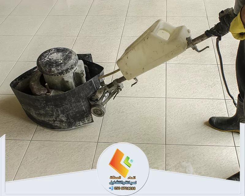 جلي بلاط بالرياض | 0578673748 | شركة اتحاد المملكة شخص يقوم بتشغيل آلة لتنظيف أرضية من البلاط في مكان داخلي مضاء جيداً.