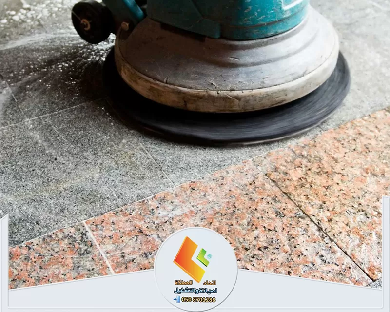 جلي بلاط بالرياض | 0578673748 | شركة اتحاد المملكة رجل يقوم بتشغيل آلة تلميع الأرضيات، لتنظيف أرضية مبلطة في مكان داخلي مضاء جيداً.