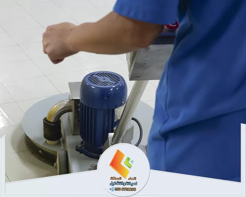 جلي بلاط بالرياض | 0578673748 | شركة اتحاد المملكة رجل يقوم بتشغيل آلة تلميع الأرضيات، لتنظيف أرضية مبلطة في مكان داخلي مضاء جيداً.