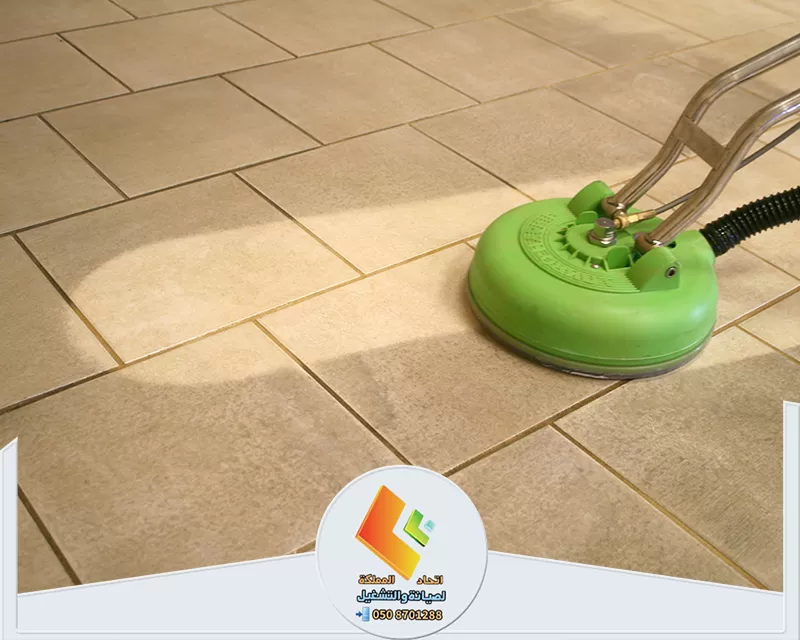 جلي بلاط بالرياض | 0578673748 | شركة اتحاد المملكة خدمة تنظيف البلاط في الرياض، تعرض محترفين يستخدمون معدات لاستعادة لمعان أسطح البلاط إلى بريقها الأصلي.
