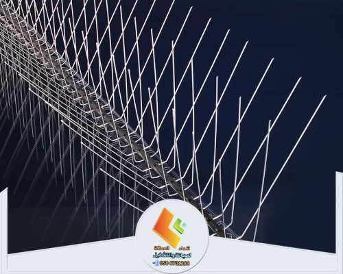 حاجز طيور معدني كثيف مثبت بطول الحافة لحماية الموقع من تجمع الحمام.