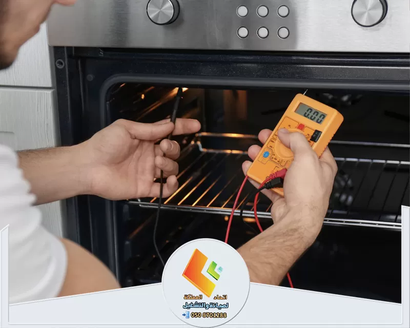 تصليح وصيانة افران الغاز بالرياض 0578673748 اتحاد المملكة رجل يتفقد افران كهربائية بالرياض باستخدام جهاز إلكتروني