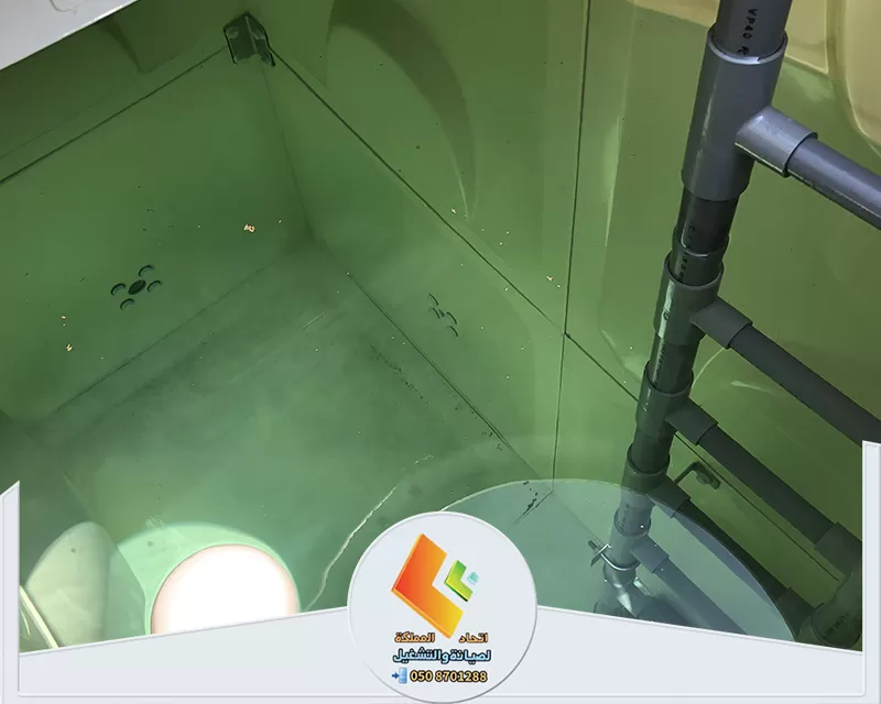 تعقيم خزانات المياه في الرياض 0578673748 اتحاد المملكة حمام يحتوي على أرضية خضراء وسلّم، يعكس بيئة مريحة ونظيفة.
