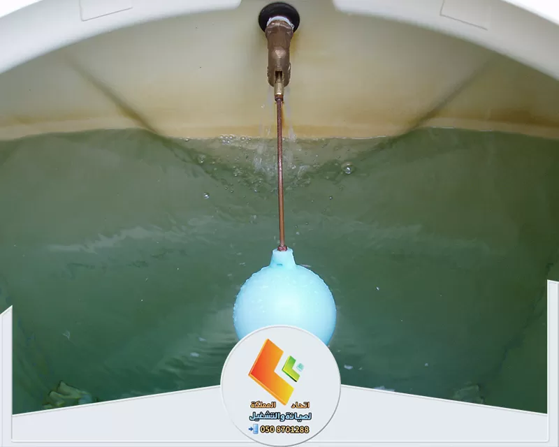 غسيل خزانات في الرياض 0578673748 اتحاد المملكة كرة زرقاء في حوض مملوء بالماء، تعكس عملية غسيل الخزانات الصاج بالرياض.