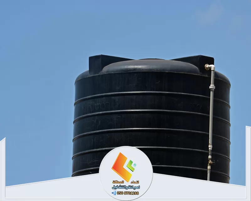 تنظيف خزانات علوية بالرياض 0578673748 اتحاد المملكة خزان مياه كبير باللون الأسود مع شعار أبيض، يرمز إلى خدمات تنظيف الخزانات بالرياض.