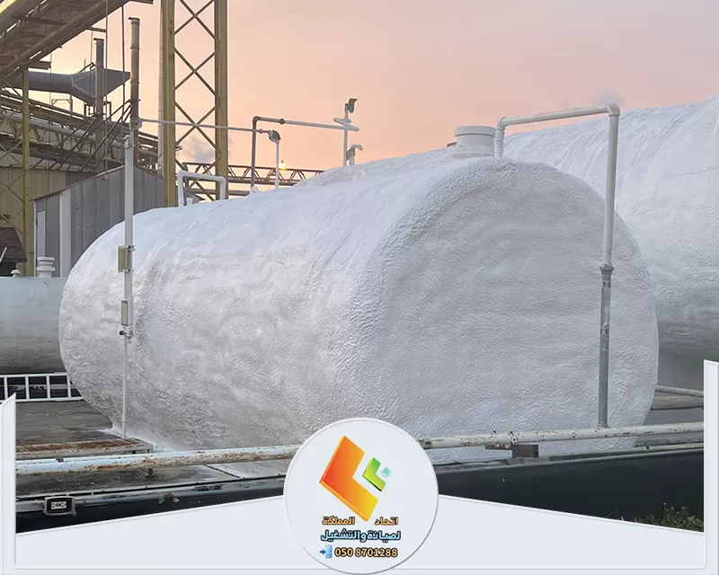 شركة عزل خزانات المياه بالرياض 0578673748 اتحاد المملكة خزان مياه معزول بشكل كامل لحمايته من العوامل الخارجية والحرارة. حلول عزل خزانات بالرياض.