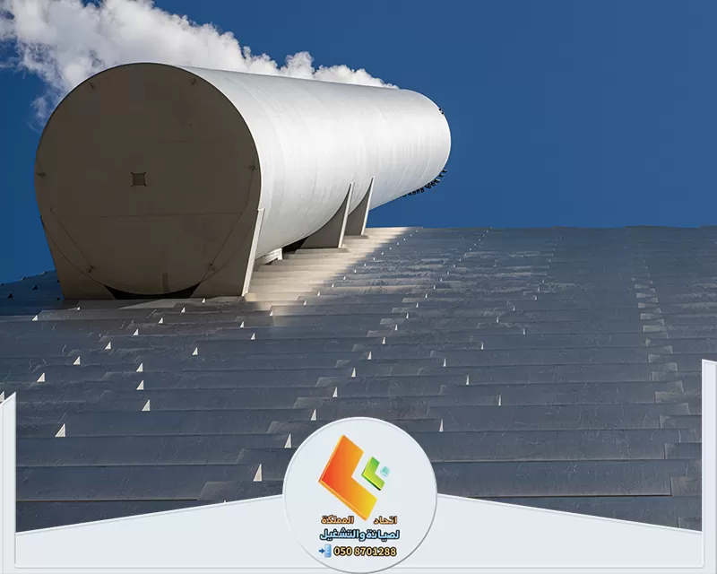 شركة عزل خزانات المياه بالرياض 0578673748 اتحاد المملكة خزان مياه معزول فوق سطح المبنى، يوفر حماية ضد العوامل الجوية. عزل خزانات بالرياض.