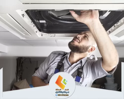 شركة فك وتركيب مكيفات بالرياض | 0573977003 شحن فريون مكيفات فك وتركيب مكيفات بالرياض مركب في السقف، حيث يقوم بالتحقق من الأجزاء الداخلية للجهاز.