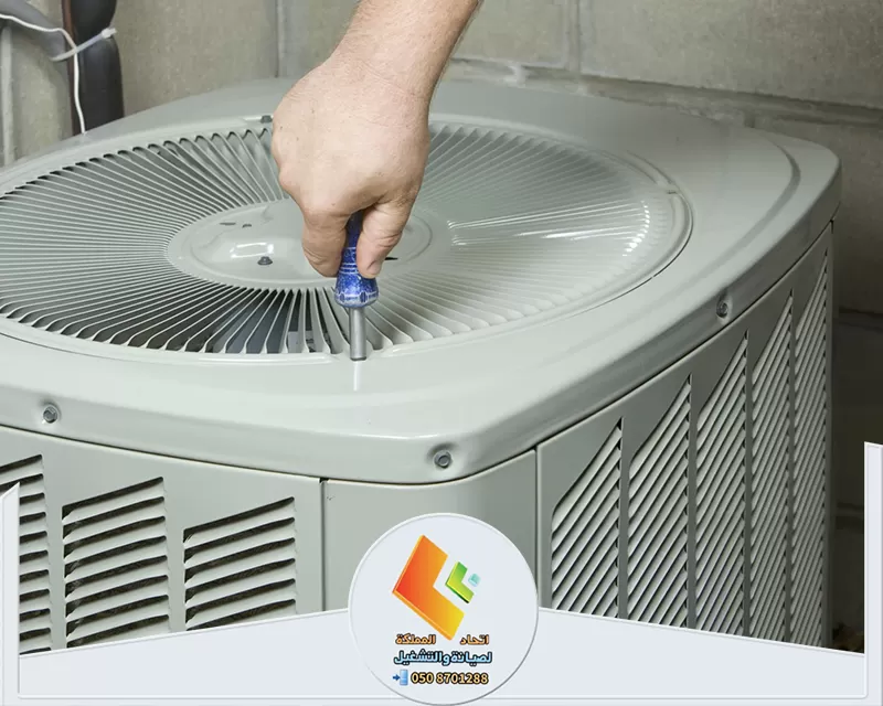 فك وتركيب مكيفات بالرياض 0578673748 اتحاد المملكة  فني يستخدم مفك براغي لفك وتركيب مكيفات بالرياض، حيث يقوم بالعمل على فتح الجزء العلوي للجهاز.