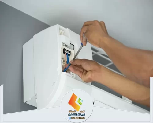 شركة فك وتركيب مكيفات بالرياض 0573977003 تمديد نحاس مكيفات فني يقوم بفك وتركيب مكيفات بالرياض حيث يعمل على توصيل الأسلاك باستخدام مفك براغي.