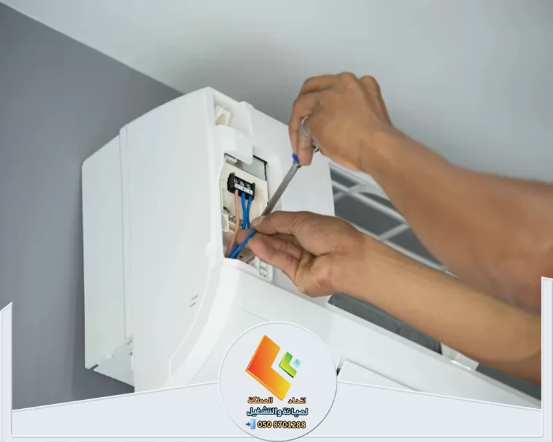 فك وتركيب مكيفات بالرياض 0578673748 اتحاد المملكة فني يقوم بفك وتركيب مكيفات بالرياض حيث يعمل على توصيل الأسلاك باستخدام مفك براغي.