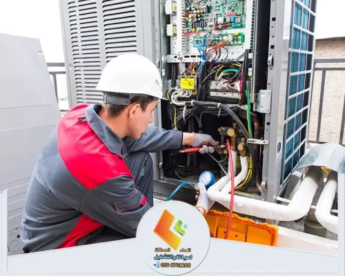 فني فك وتركيب المكيفات في الرياض 0578673748 شركة اتحاد المملكة فني محترف يفحص التمديدات الكهربائية والتقنية بدقة لضمان كفاءة تشغيل الأجهزة.