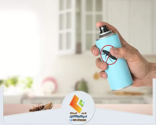 استخدام بخاخ مبيد حشري داخل المطبخ لمكافحة الصراصير والحشرات الزاحفة والتخلص منها.